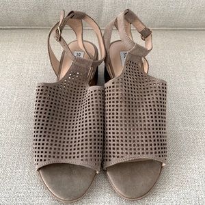 NEW Steve Madden Barlow Taupe Suede Sandals.